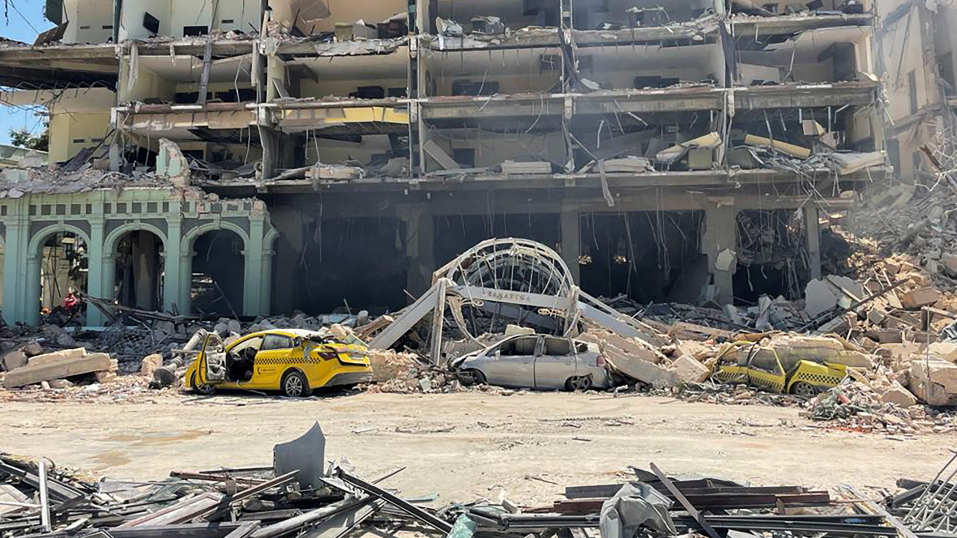 Die zerstörte Fassade des Hotels | REUTERS