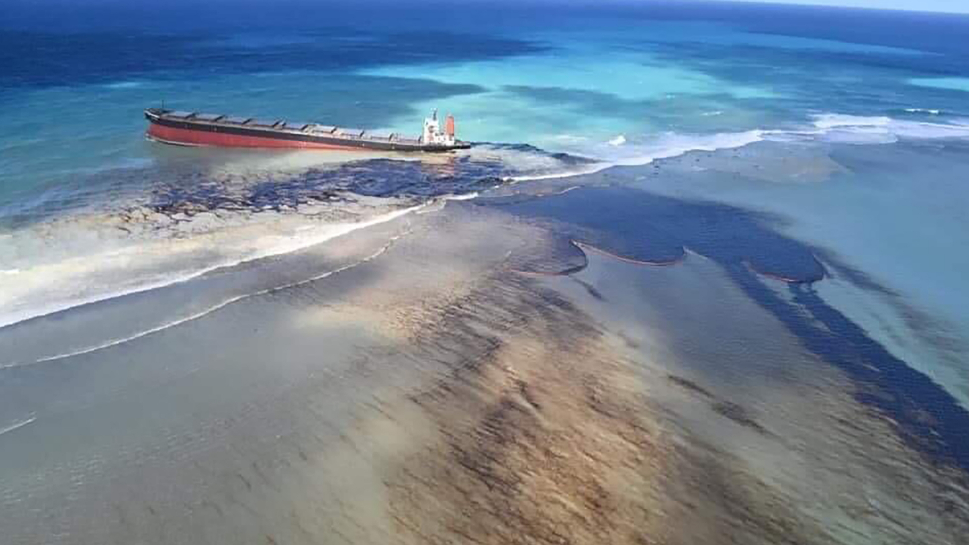 Der Frachter "Wakashio" liegt gestrandet vor der Küste von Mauritius und verliert Öl. | dpa