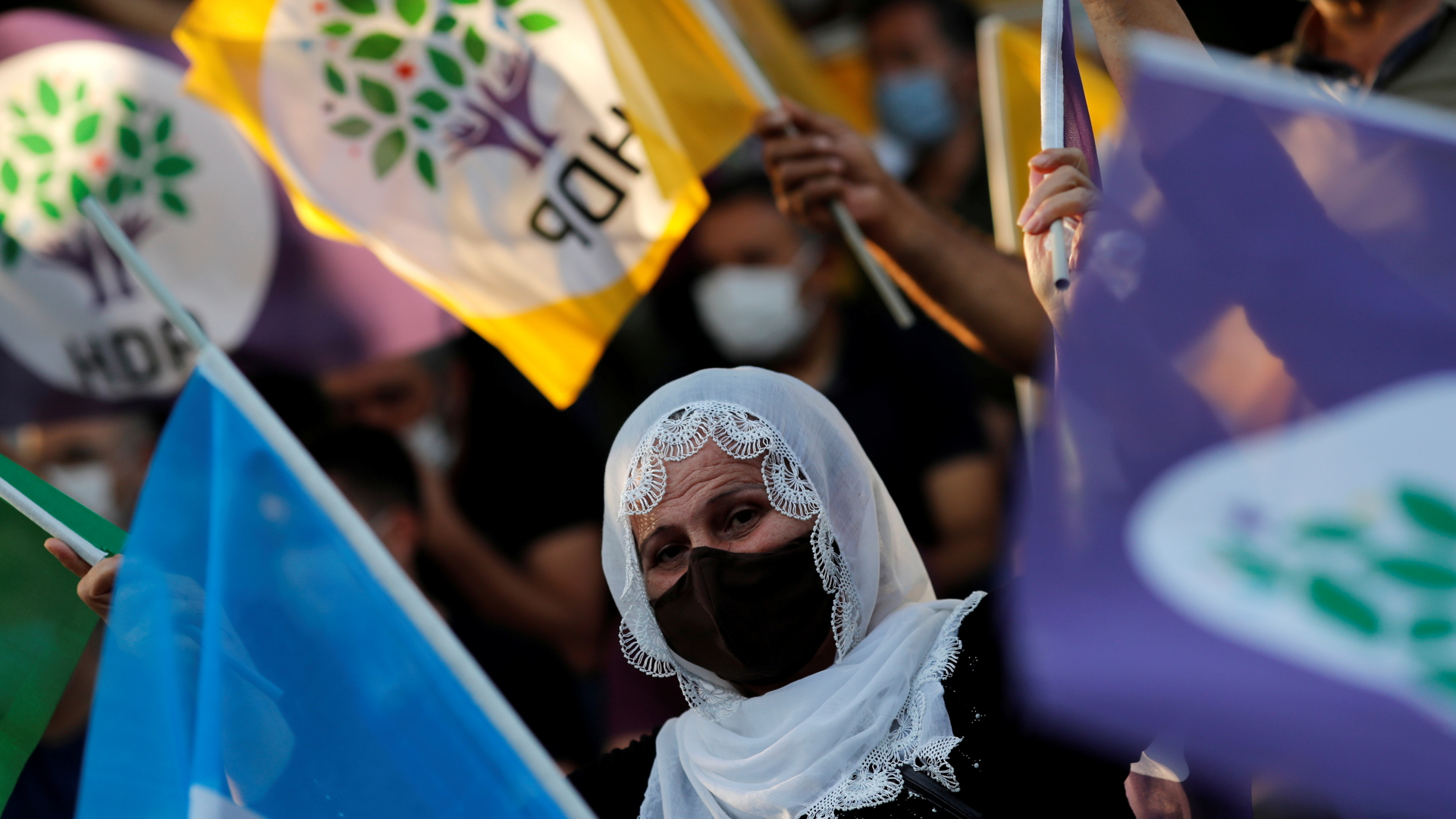 Anhänger mit Flaggen der HDP. | REUTERS