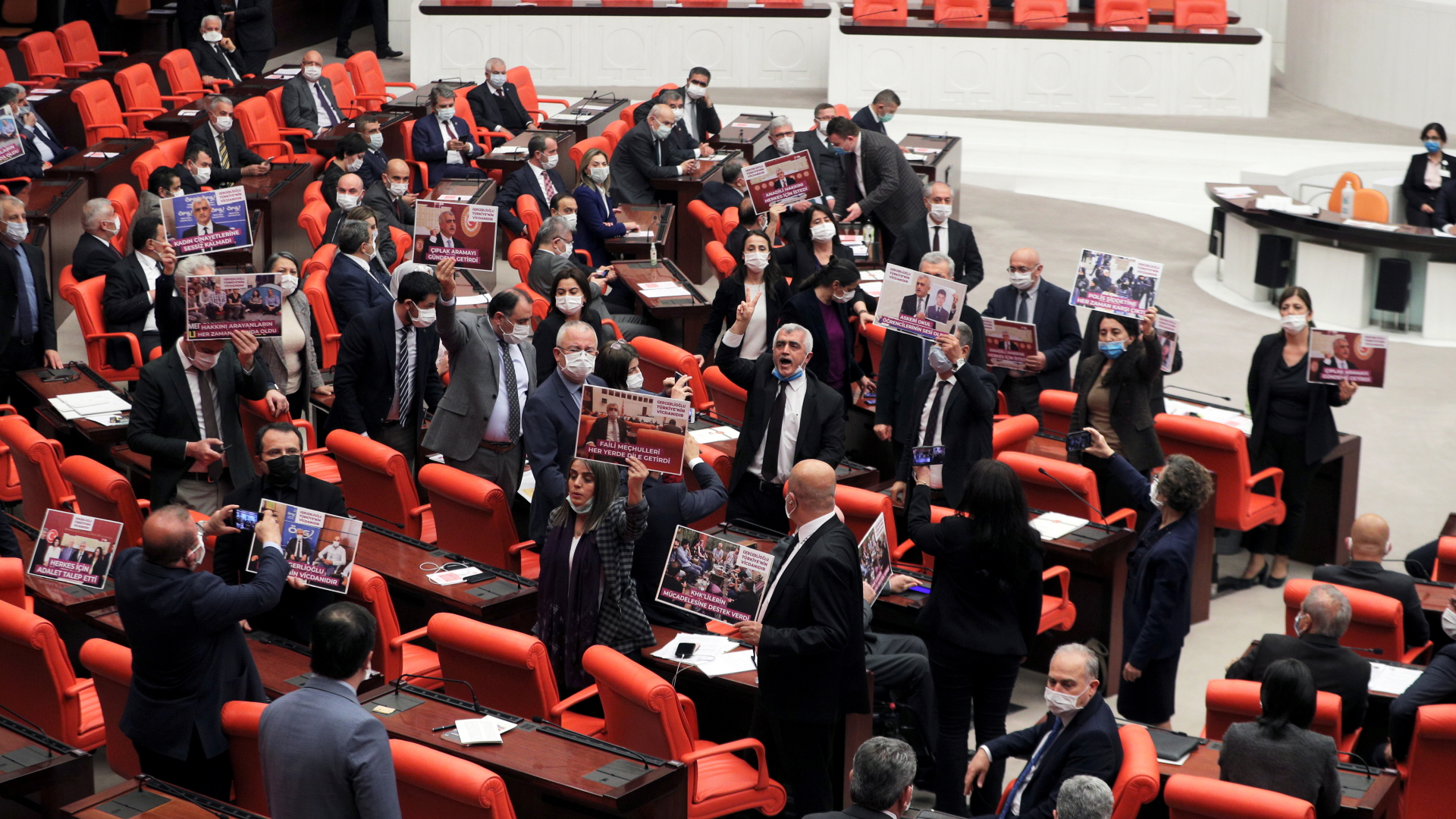 HDP-Politiker protestieren im türkischen Parlament gegen den Mandatsentzug eines Abgeordneten der Partei. | REUTERS