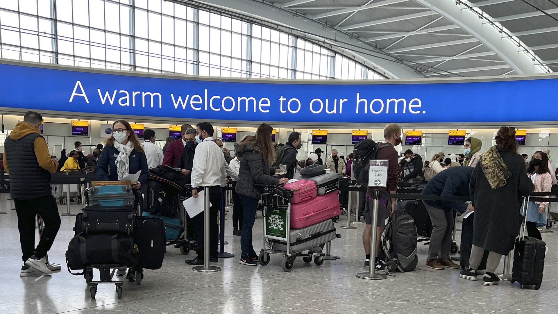 Passagiere stehen zum Check-in am Londoner Flughafen Heathrow an (Archivbild). | dpa