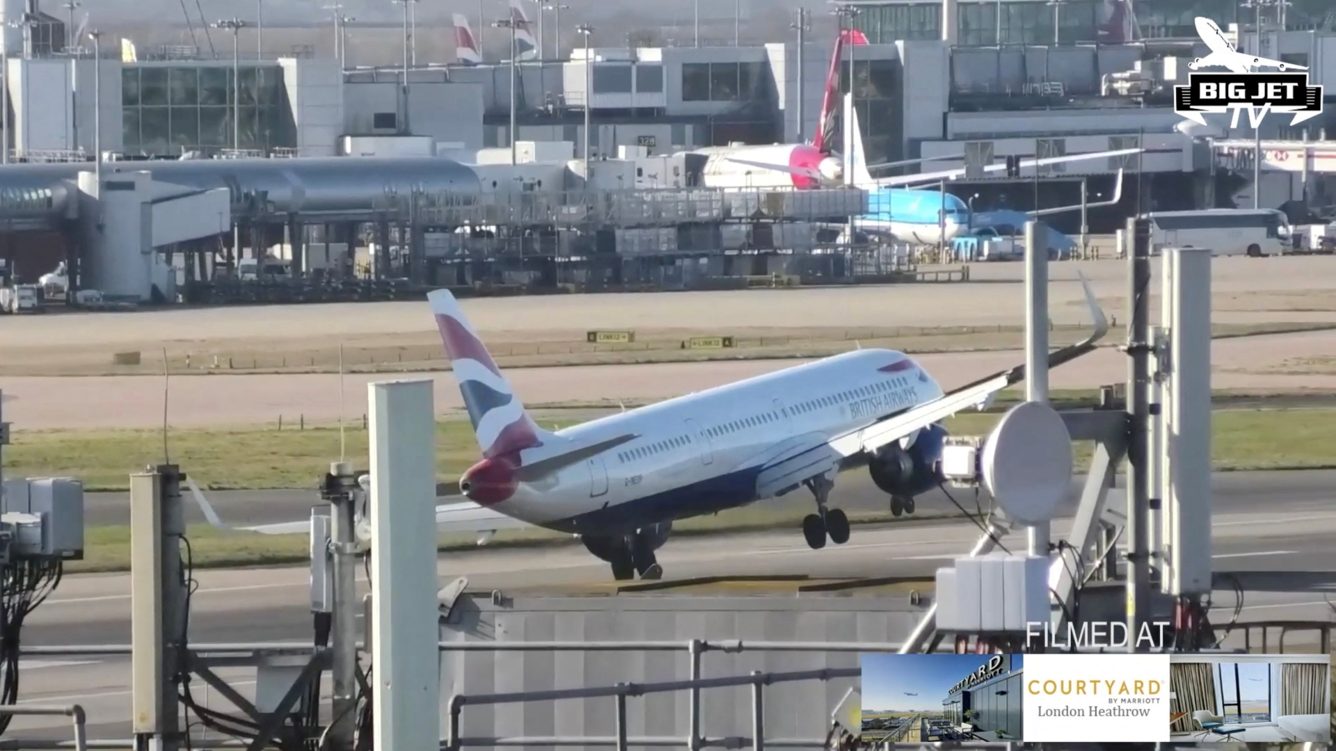 In diesem zur Verfügung gestellten Bild ist eine British Airways-Maschine bei einer Seitenwindlandung zu sehen. | Big Jet TV via REUTERS