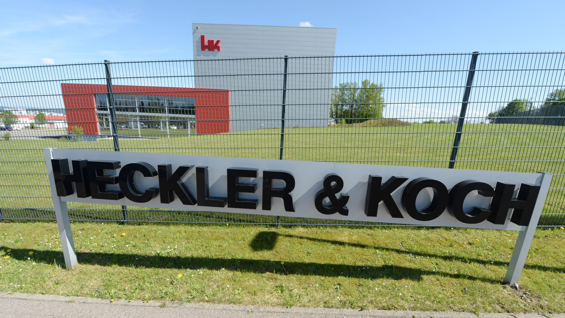 Firmenzentrale des Waffenherstellers Heckler & Koch in Oberndorf am Neckar in Baden-Württemberg | dpa
