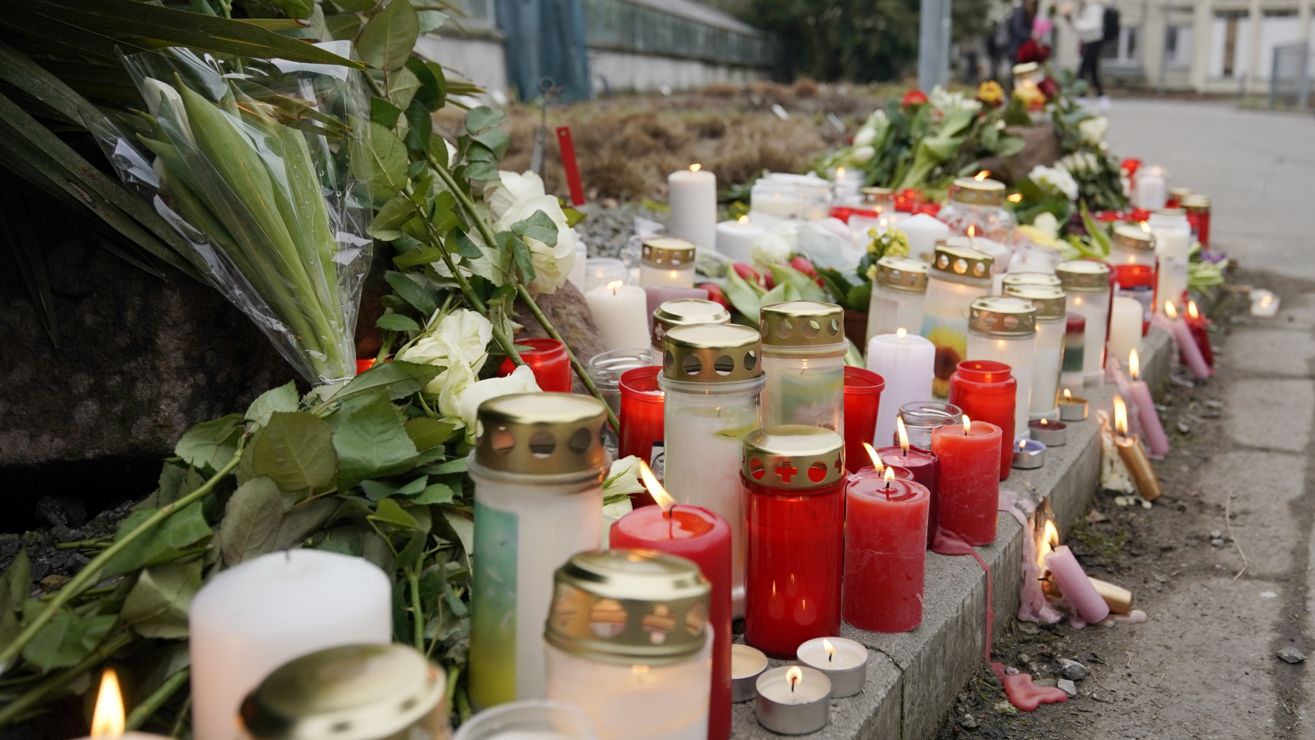 Kerzen und Blumen erinnern an die Opfer des Amoklaufs in Heidelberg. | EPA