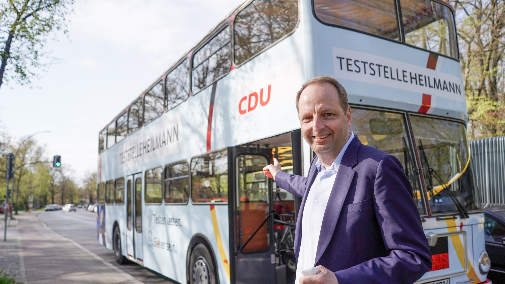 Der Berliner CDU-Bundestagsabgeordnete Thomas Heilmann vor seinem als Teststelle eingerichteten Wahlkampfbus. | dpa