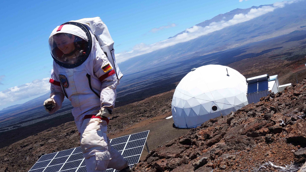 Wissenschaftlerin Christiane Heinicke im Raumanzug bei einem Teil der Mars-Testmission