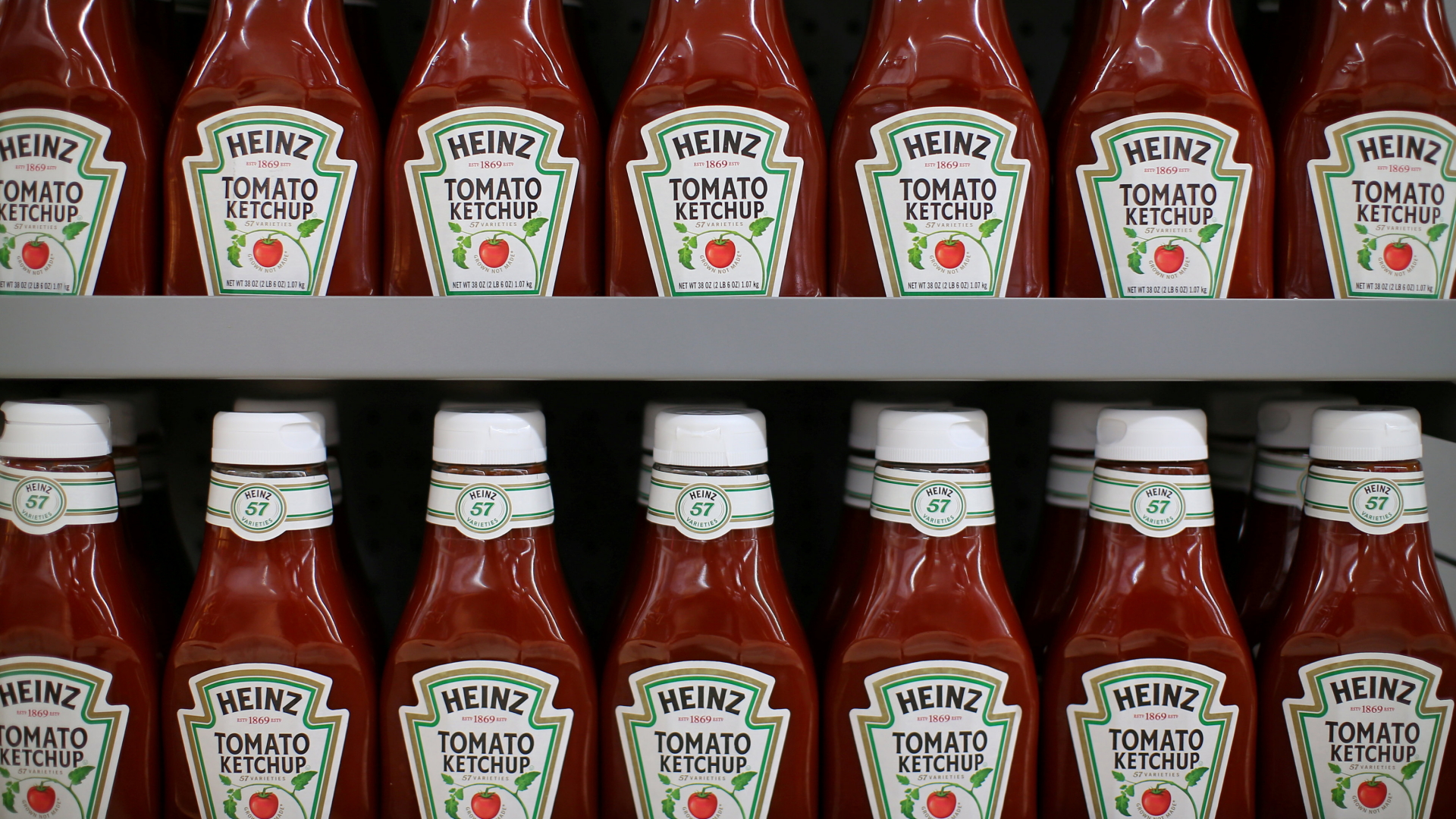 Flaschen von "Heinz Ketchup" stehen im Regal eines Supermarkets. | REUTERS