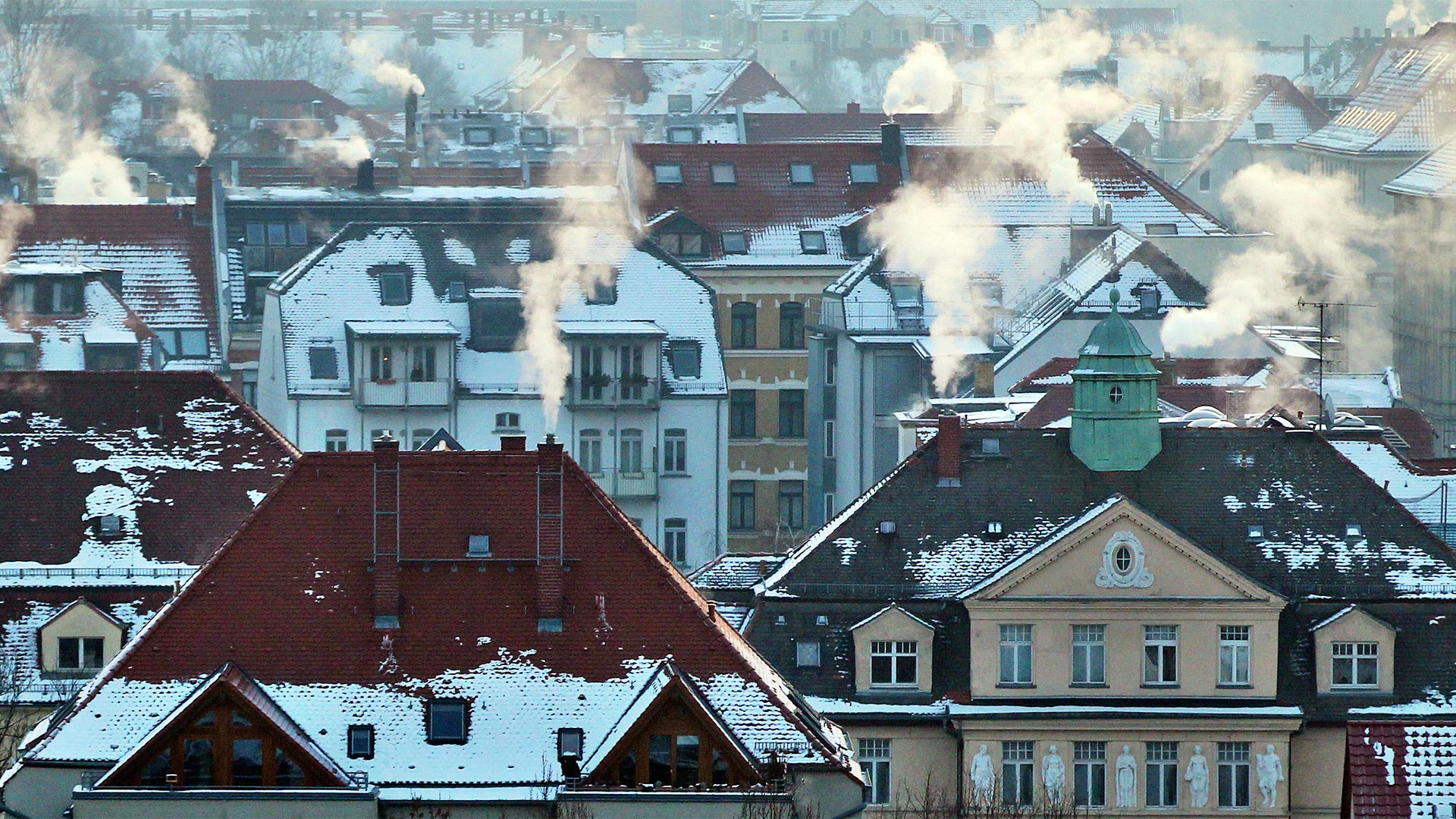 Schornsteine rauchen in kalter Winterluft in Leipzig.