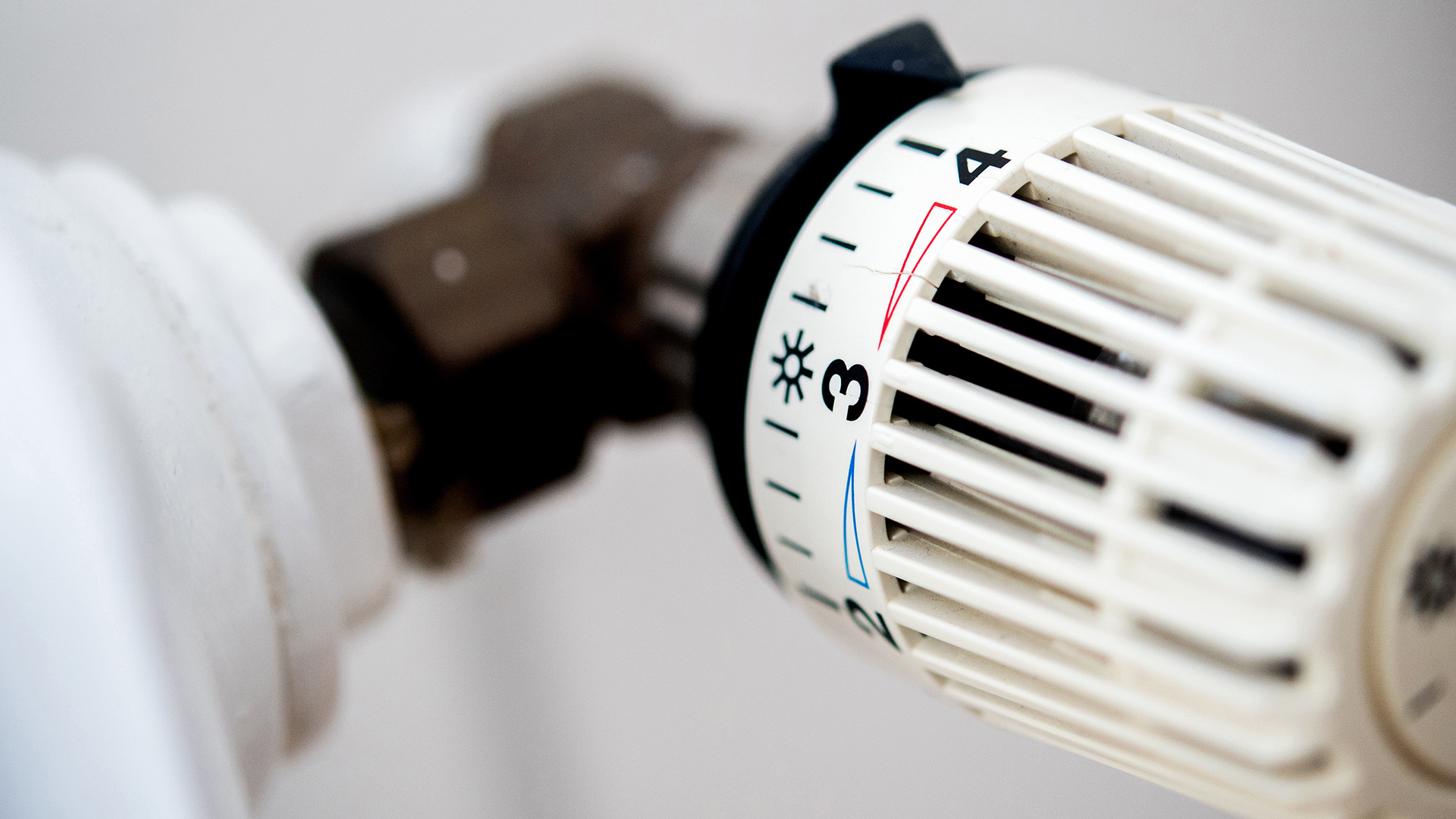 Der Thermostat einer Heizung in einer Wohnung steht auf 4. | dpa