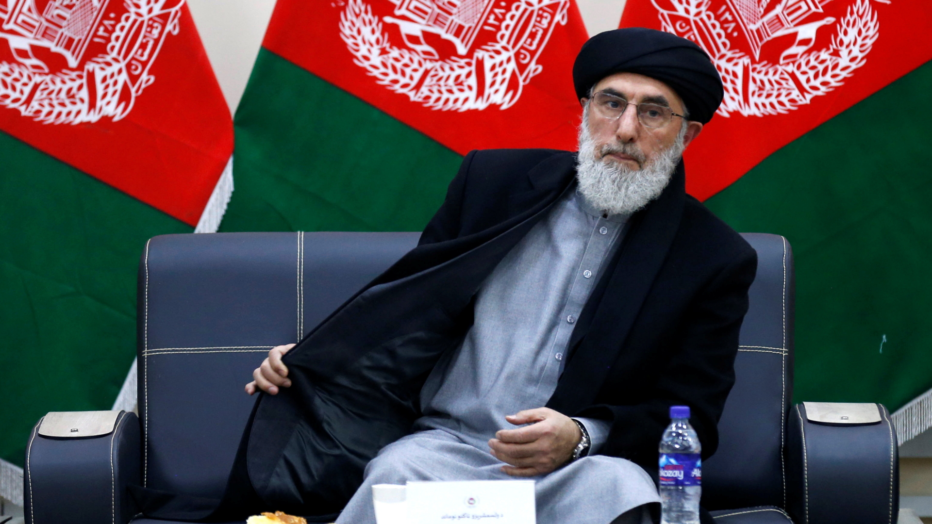 Der frühere Warlord Hekmatyar bei der Registrierung zum Präsidentschaftskandidaten | REUTERS