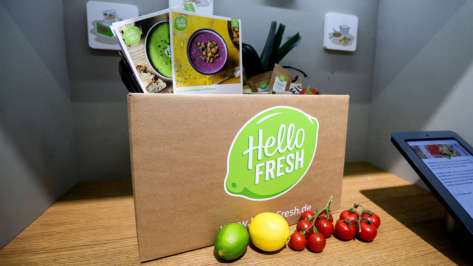 Eine Box mit Obst und Gemüse von Hello Fresh | imago/Manngold