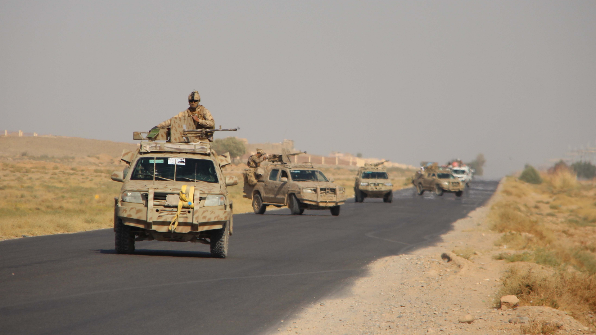 Afghanische Sicherheitskräfte patrouillieren in Autos. | WATAN YAR/EPA-EFE/Shutterstock