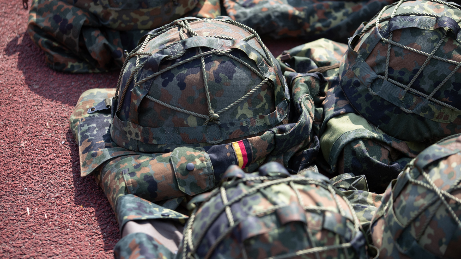 Ausrüstung für Soldaten, die an der Grundausbildung für den Freiwilligen Wehrdienst im Heimatschutz teilnehmen, liegt auf dem Gelände der General-Weber-Kaserne in Höxter.
