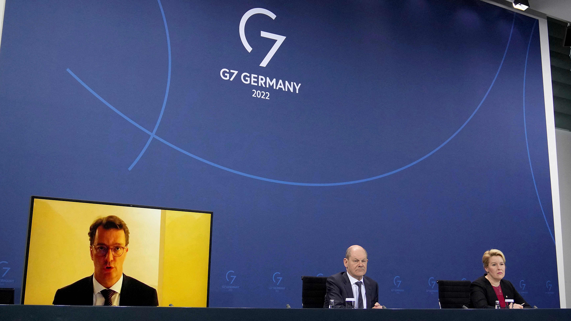 Hendrik Wüst, Olaf Scholz und Franziska Giffey bei der Pressekonferenz nach den Bund-Länder-Beratungen | AFP