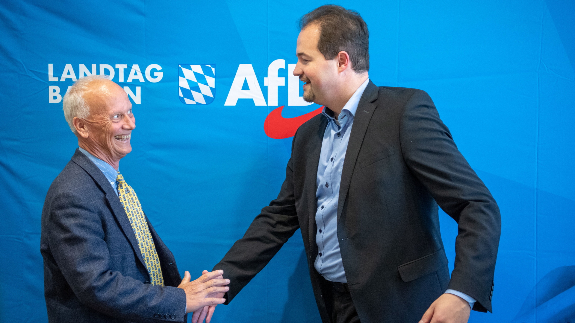 Martin Sichert (rechts), bayerischer Landesvorsitzender der Alternative für Deutschland, begrüßt in München bei der konstituierenden Sitzung der Fraktion der Alternative für Deutschland Uli Henkel (AfD), Mitglied der Landtagsfraktion. | Bildquelle: dpa