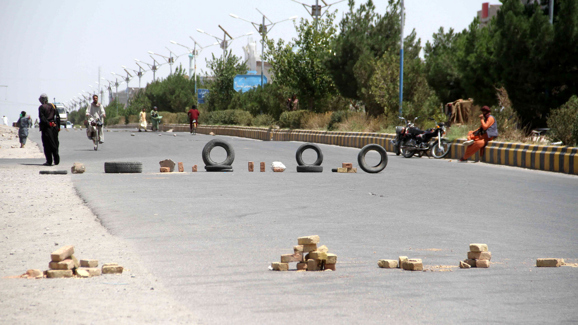 Eine Straßensperre aus Reifen und Steinen in Afghanistan | EPA