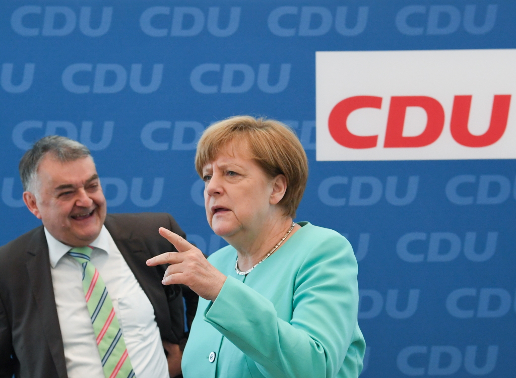 Herbert Reul und Angela Merkel | dpa