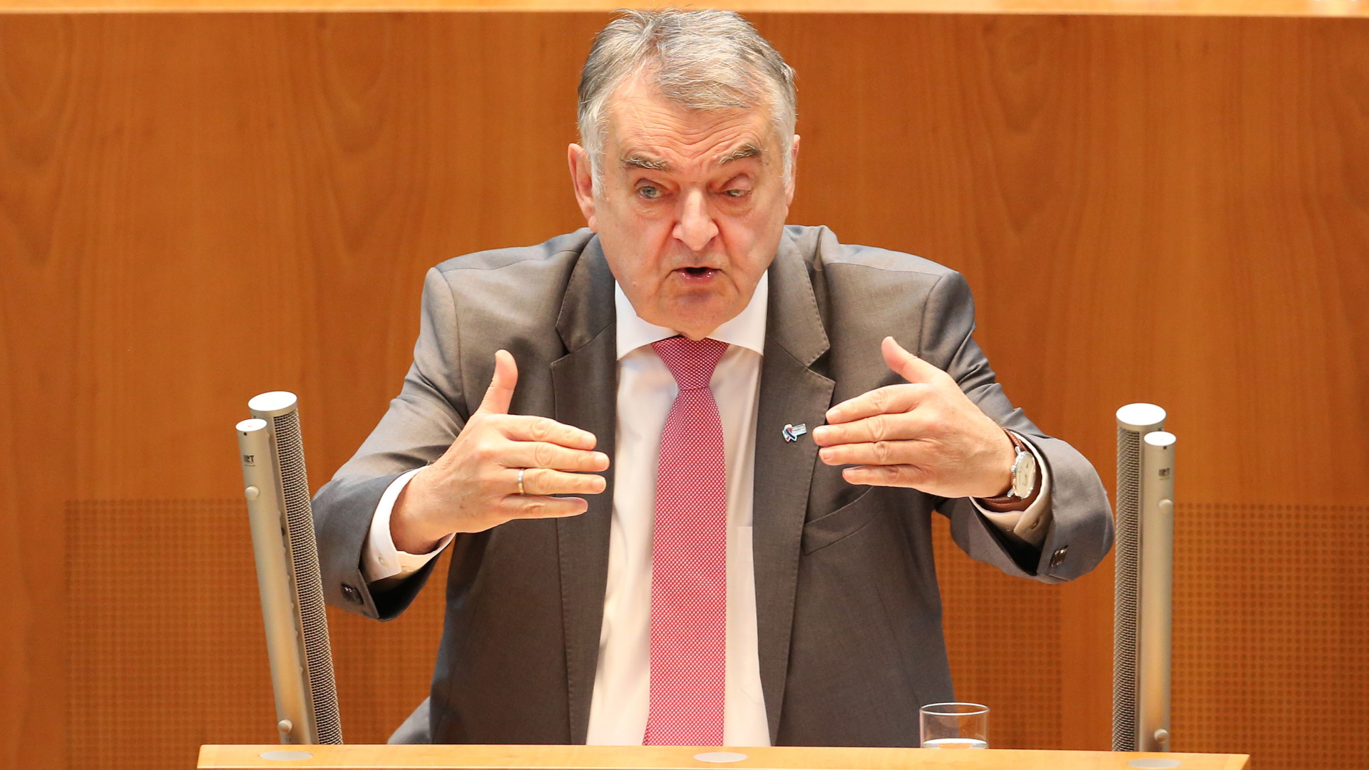 NRW-Innenminister Herbert Reuel spricht im Landtag von Nordrhein-Westfalen | dpa
