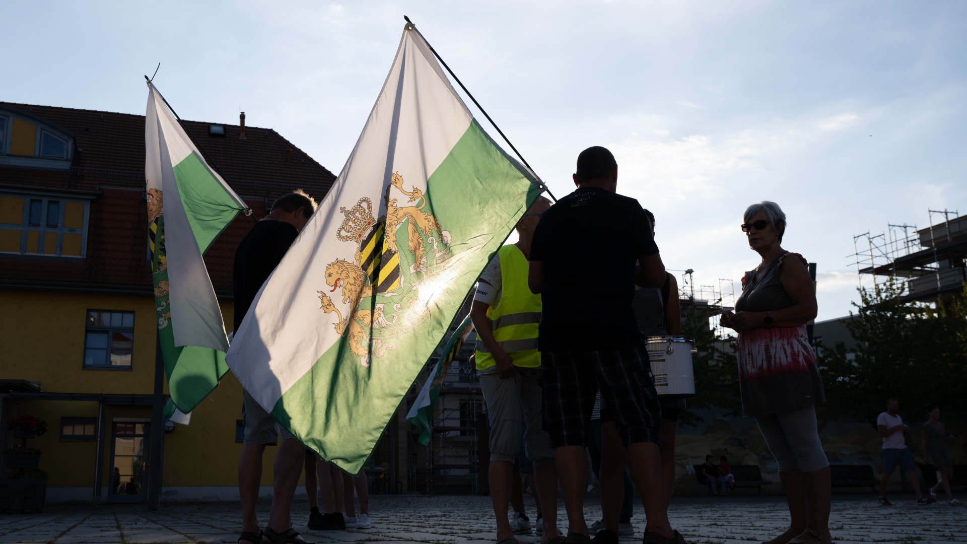  Sachsen, Heidenau: Teilnehmer einer Kundgebung der rechtsextremen Kleinstpartei "Freie Sachsen" | dpa
