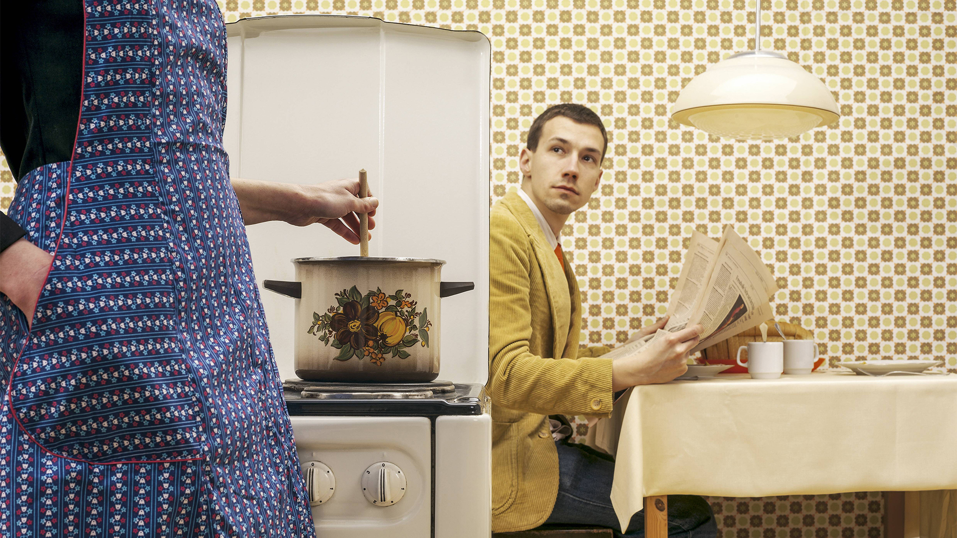 Paar in der Küche: sie am Herd, er mit Zeitung | imago/allOver-MEV
