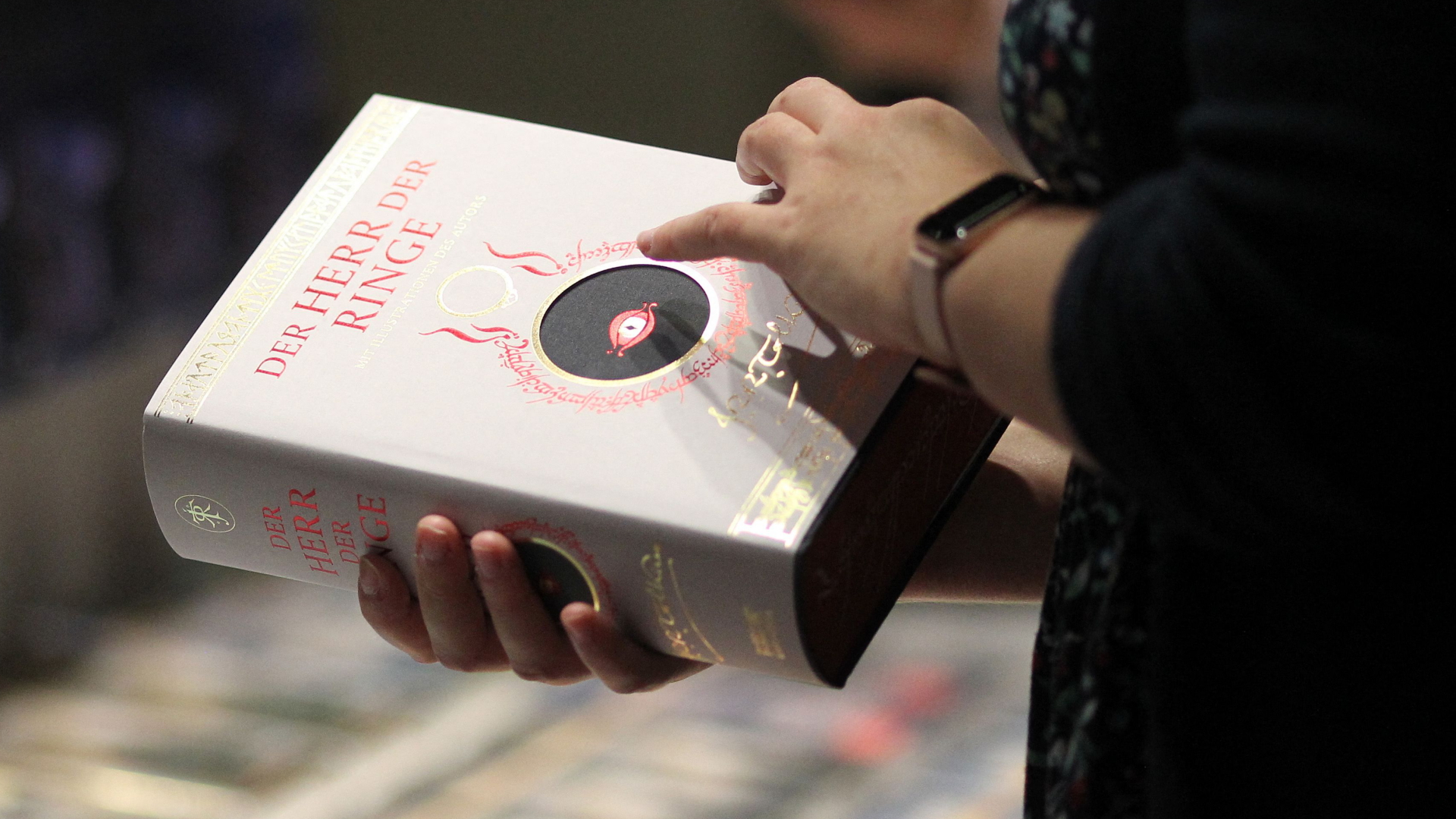 Eine Besucherin der Frankfurter Buchmesse hält eine aufwendig illustrierte Ausgabe von "Herr der Ringe" in den Händen | AFP