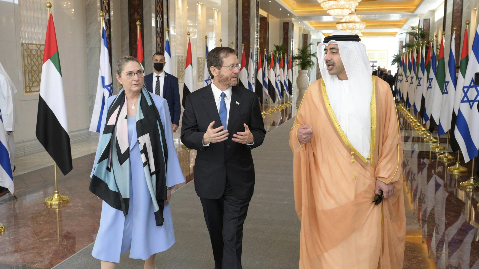 Scheich Abdullah bin Zayed Al Nahyan, Außenminister der VAE, spricht mit dem israelischen Präsidenten Isaac Herzog. | AP