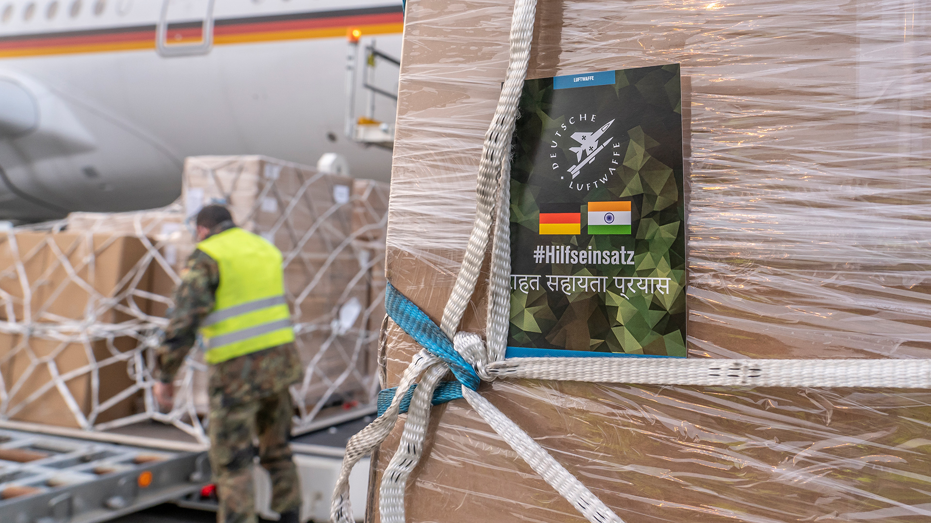 Hilfsgüter für Indien werden in ein Flugzeug der Bundesregierung verladen. | Thorsten Weber/ Bundeswehr