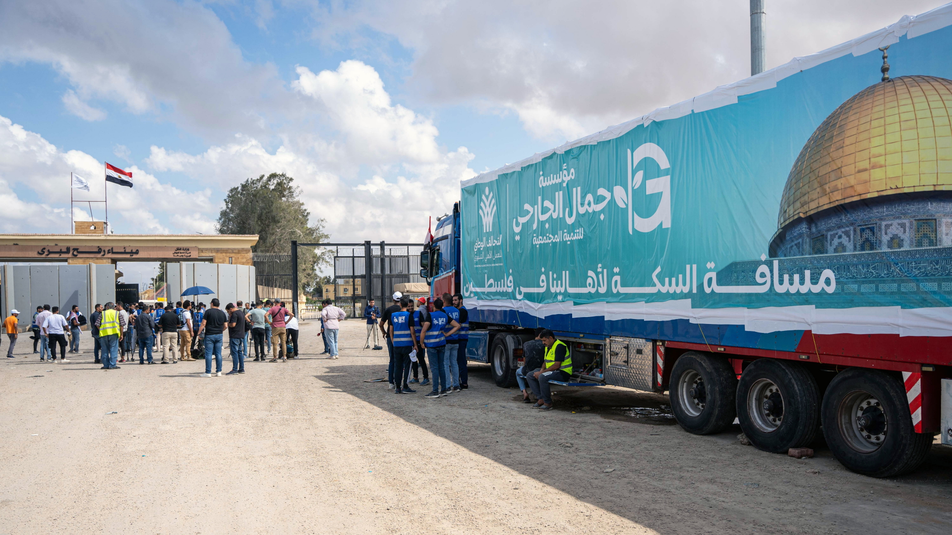 Ein Lastwagen eines humanitären Hilfskonvois für den Gazastreifen parkt vor dem Grenztor Rafah