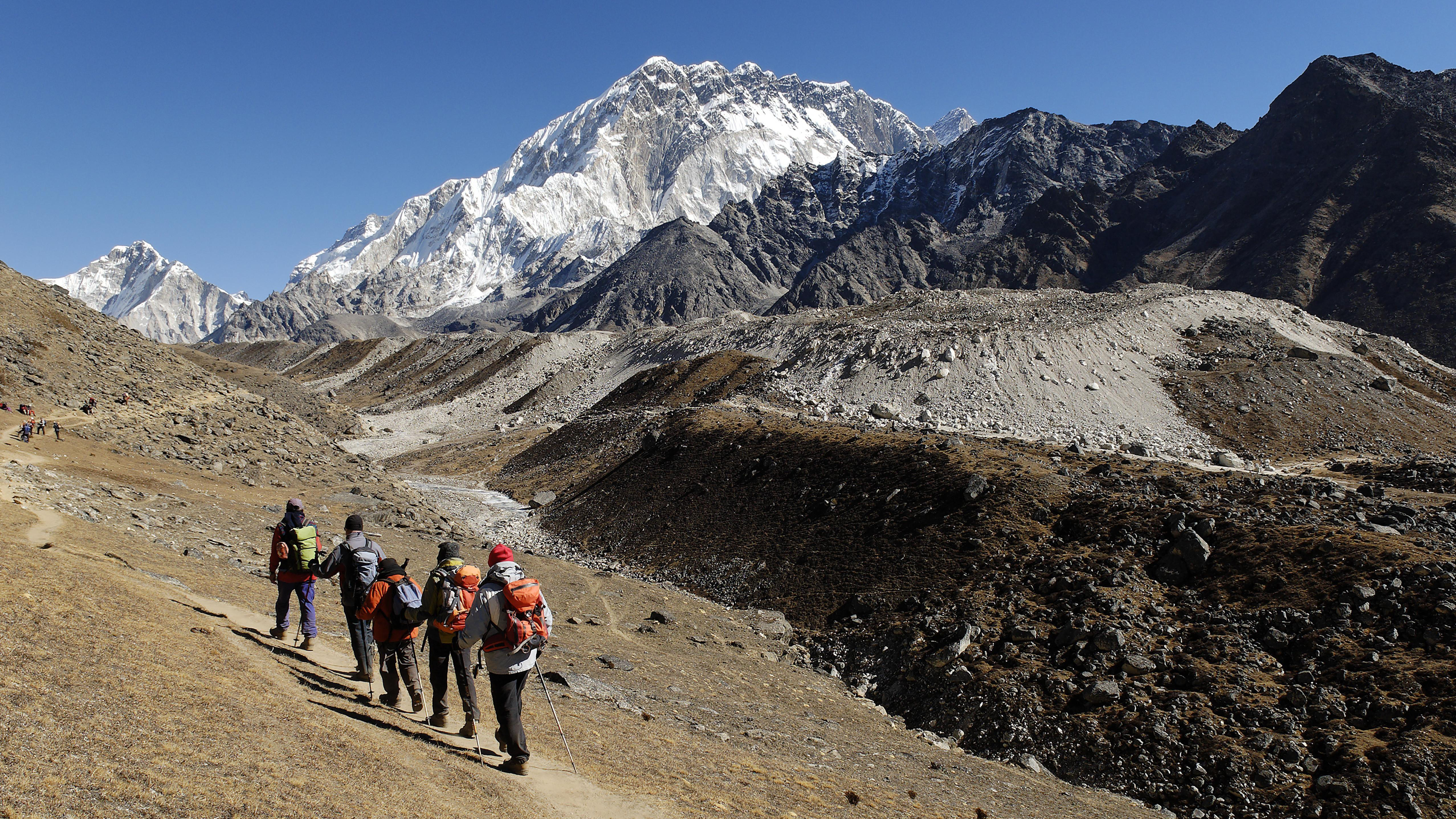 Eine Trekkinggruppe auf dem Khumbu-Gletscher in Nepal. | picture alliance / imageBROKER