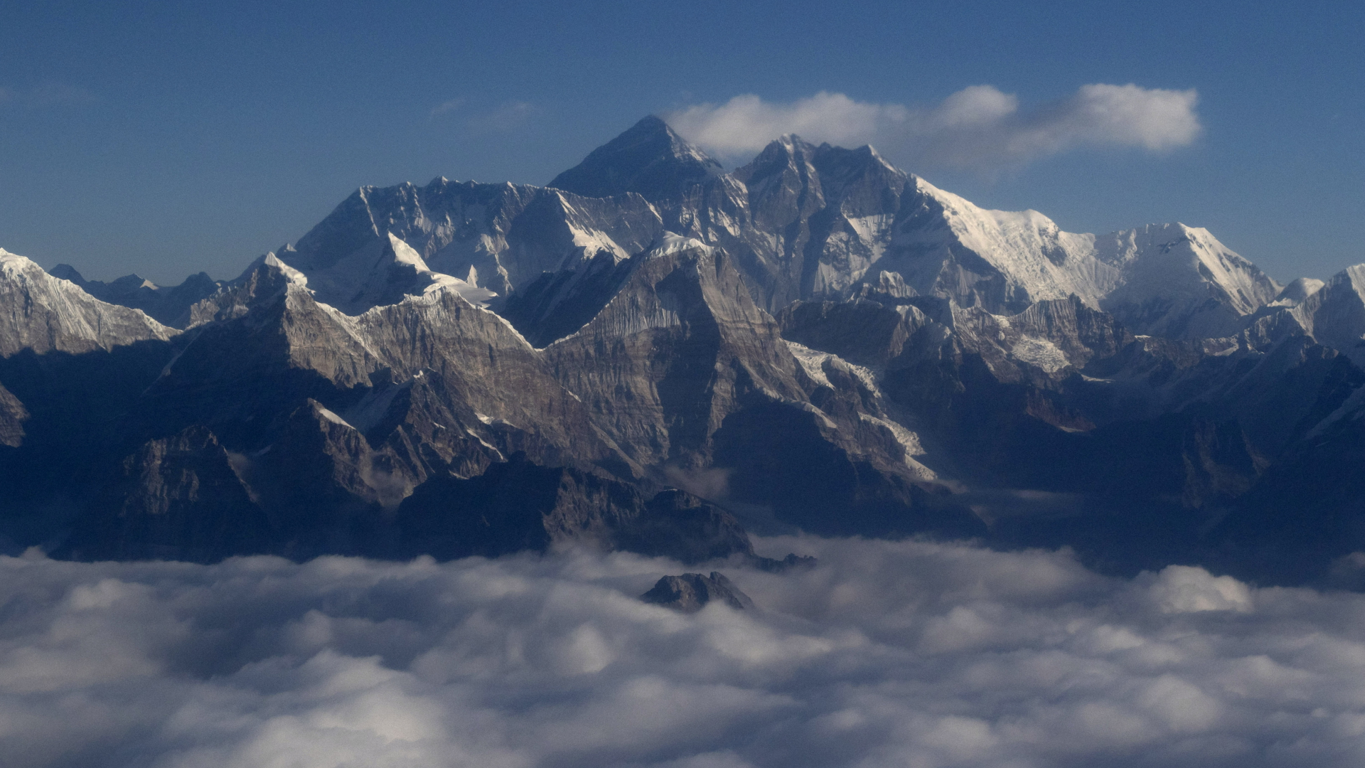 Blick auf den Gipfel des Mount Everests, der durch eine tiefliegende Wolkendecke stößt. | dpa
