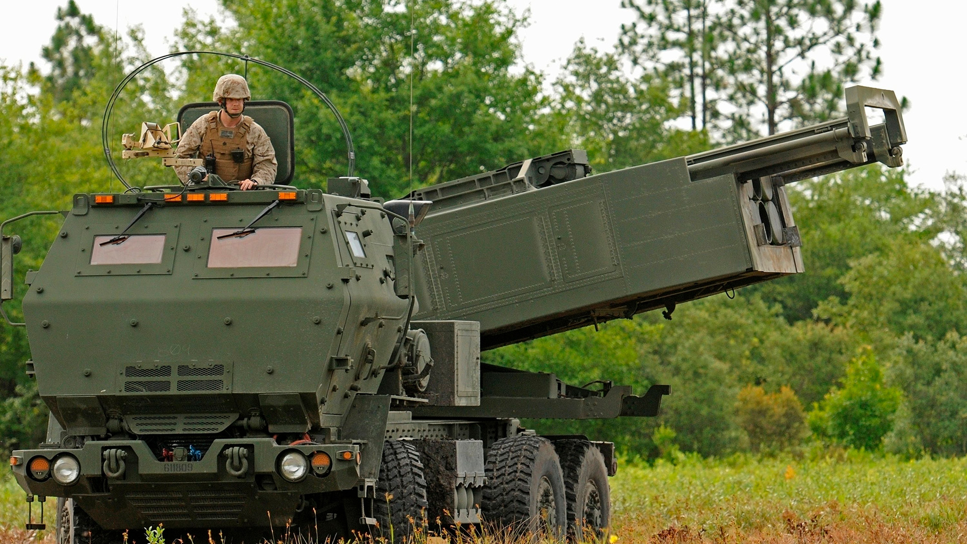Ein US-amerikanisches M142 High Mobility Artillery Rocket System (HIMARS)-Werferfahrzeug.