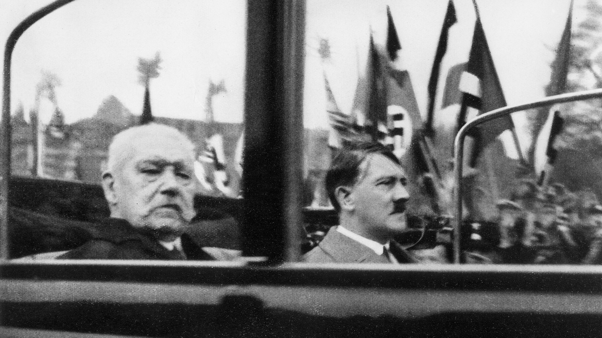 Hitler und Hindenburg am 1. Mai 1933 bei einer Parade | picture-alliance / akg-images