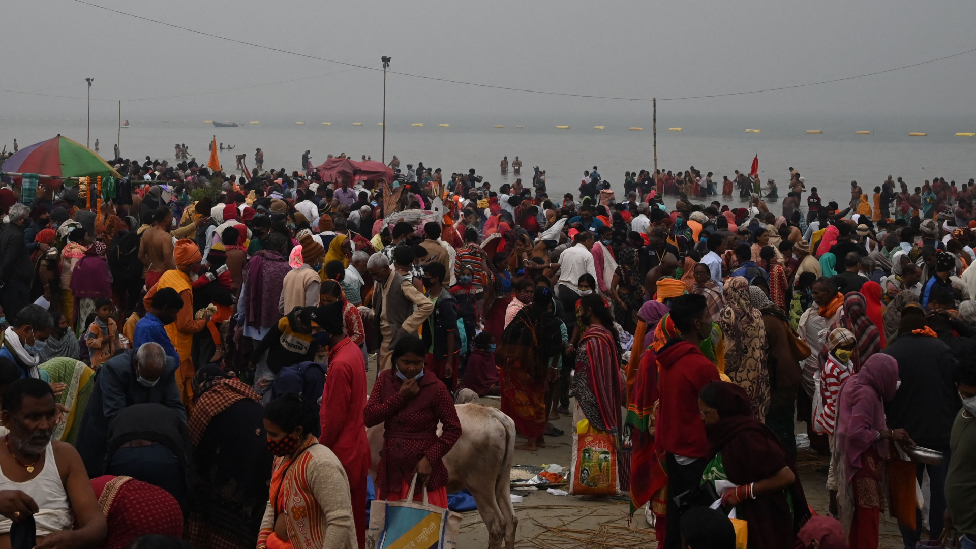 Zehntausende Hindus nehmen ein Bad im Ganges | AFP