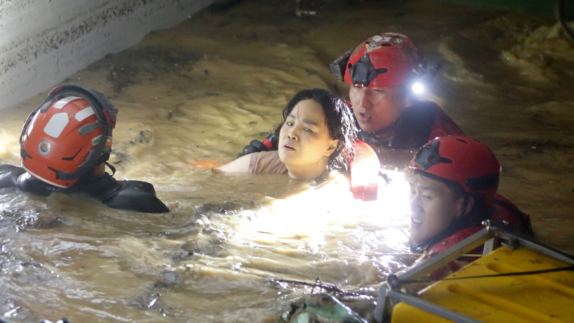 Eine Frau wird aus einer überfluteten Tiefgarage gerettet. | EPA