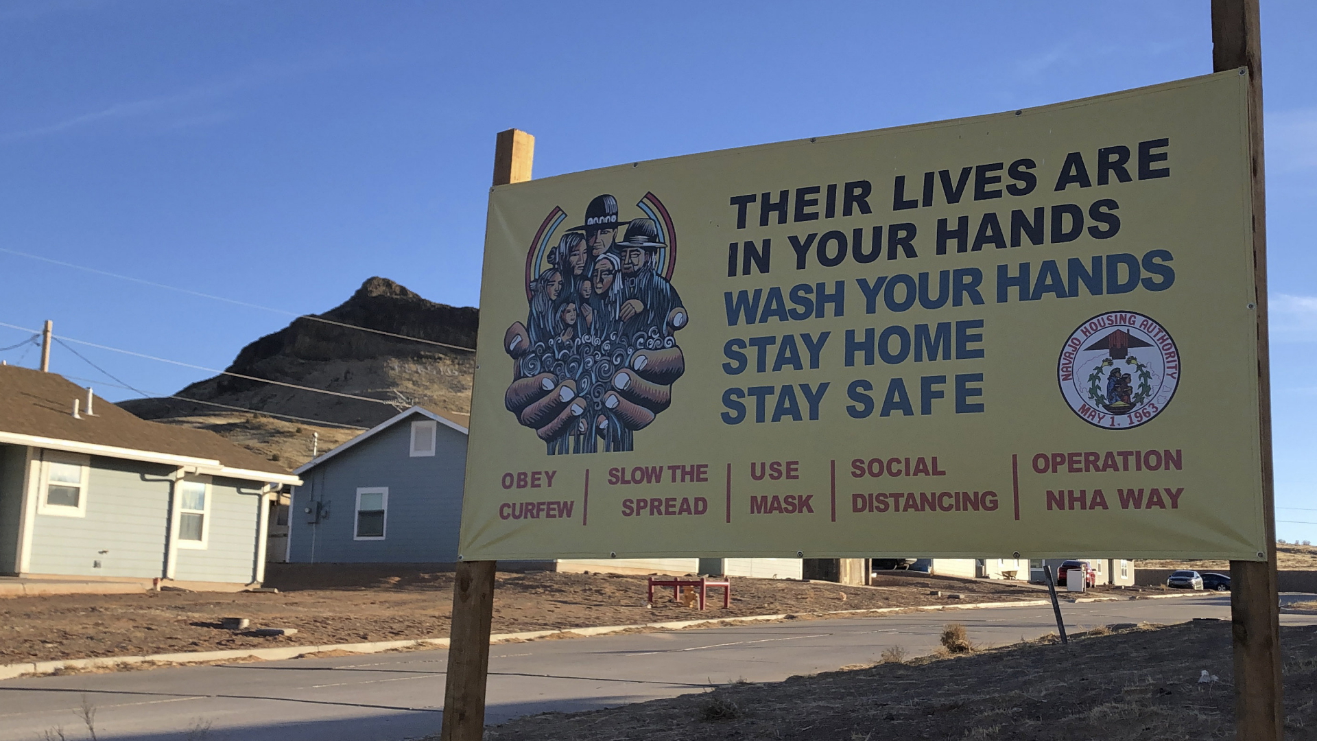 Ein Schild in Arizona weist auf Corona-Maßnahmen hin. | AP