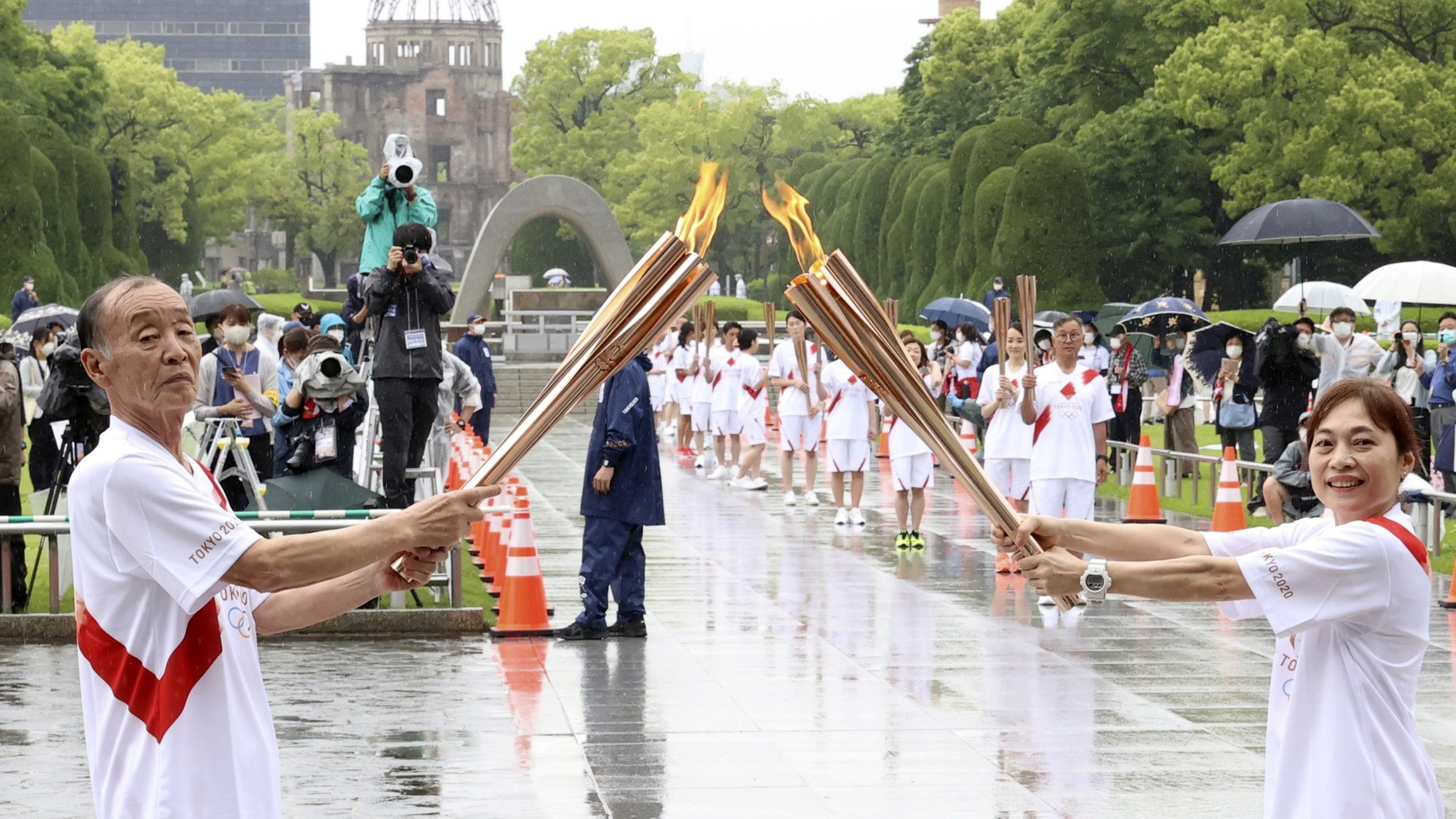In der japanischen Stadt Hiroshima wird die olympische Fackel weitergereicht