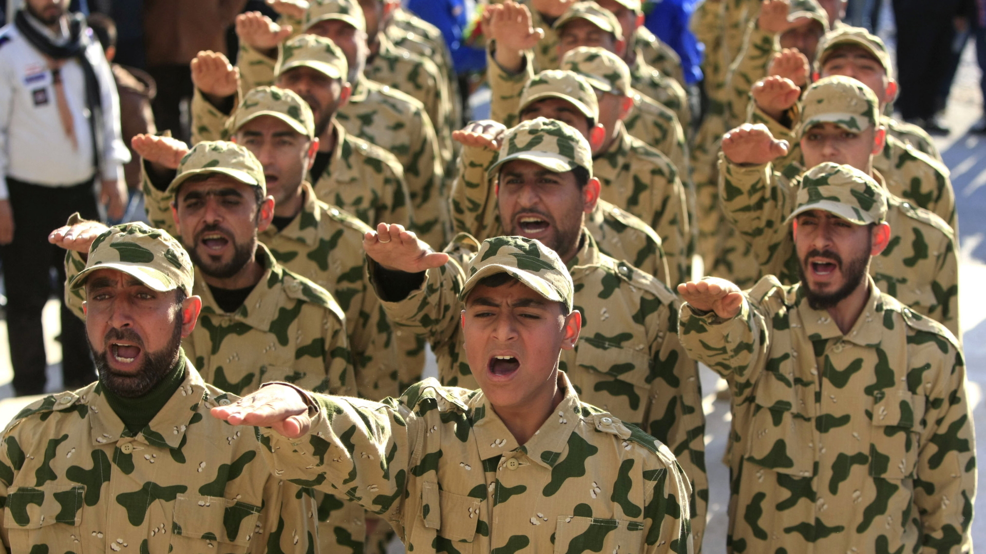 Libanesische Hisbollah-Truppen nehmen an einer Parade teil
