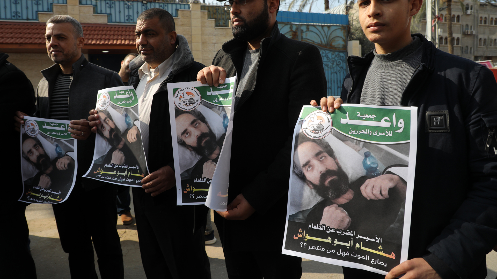 Auf Protestplakaten, die palästinensische Demonstranten halten, ist Hisham Abu Hawash abgebildet. | picture alliance / NurPhoto