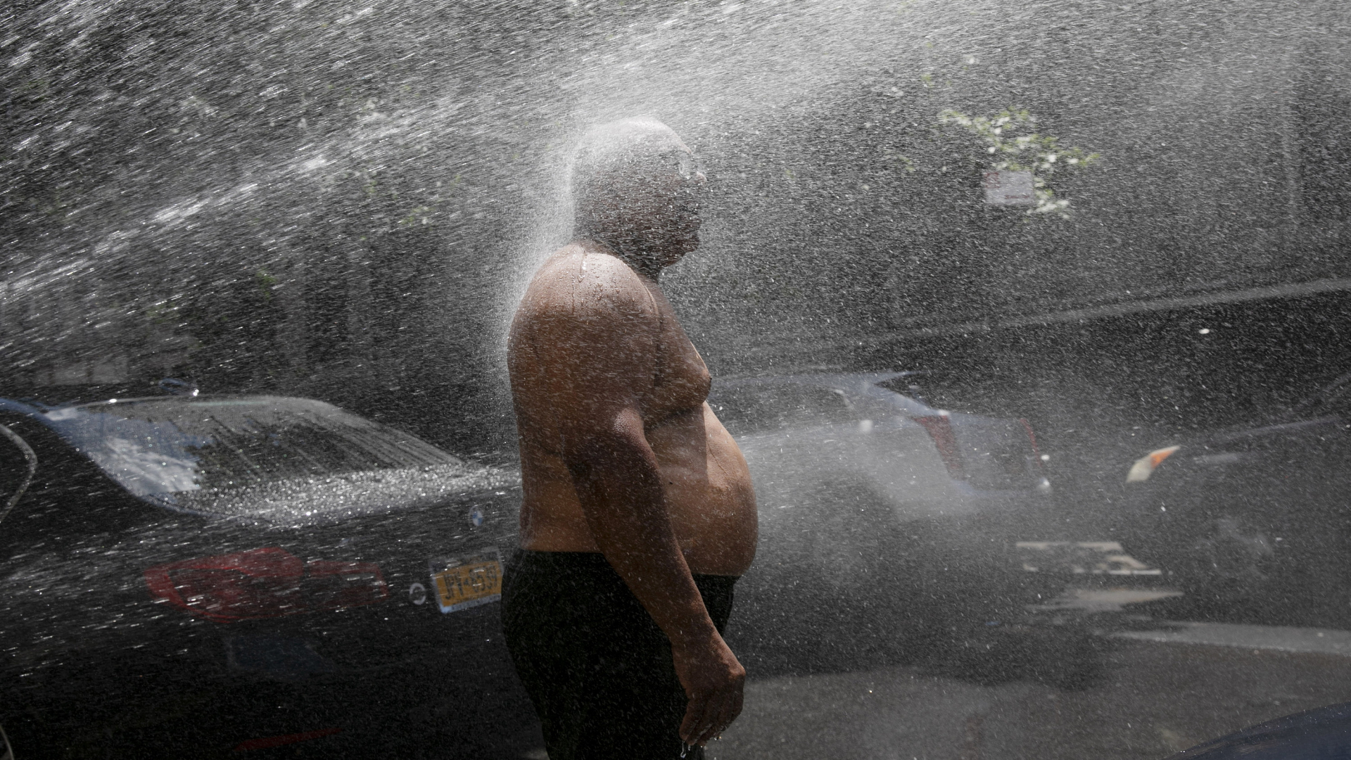 In New York öffnete die Feuerwehr zur Abkühlung Hydranten und besprühte Menschen so mit Wasser (Archivbild). | AP