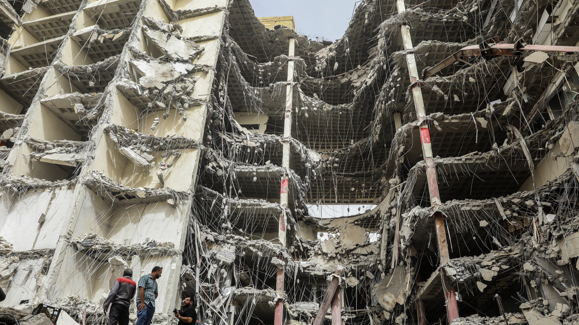 Das eingestürzte Hochhaus im iranischen Abadan | AP