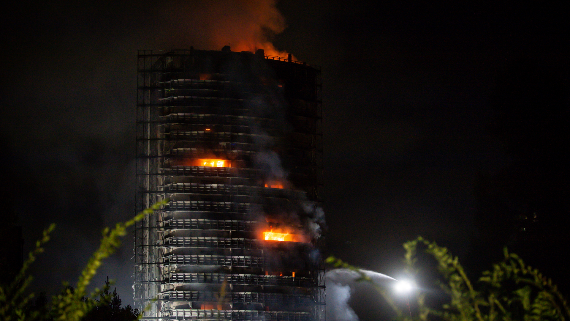 Feuerwehrleute kämpfen gegen einen Brand, der sich schnell in einem 60 Meter hohen, mehrstöckigen Wohngebäude in Mailand ausbreitet. | dpa