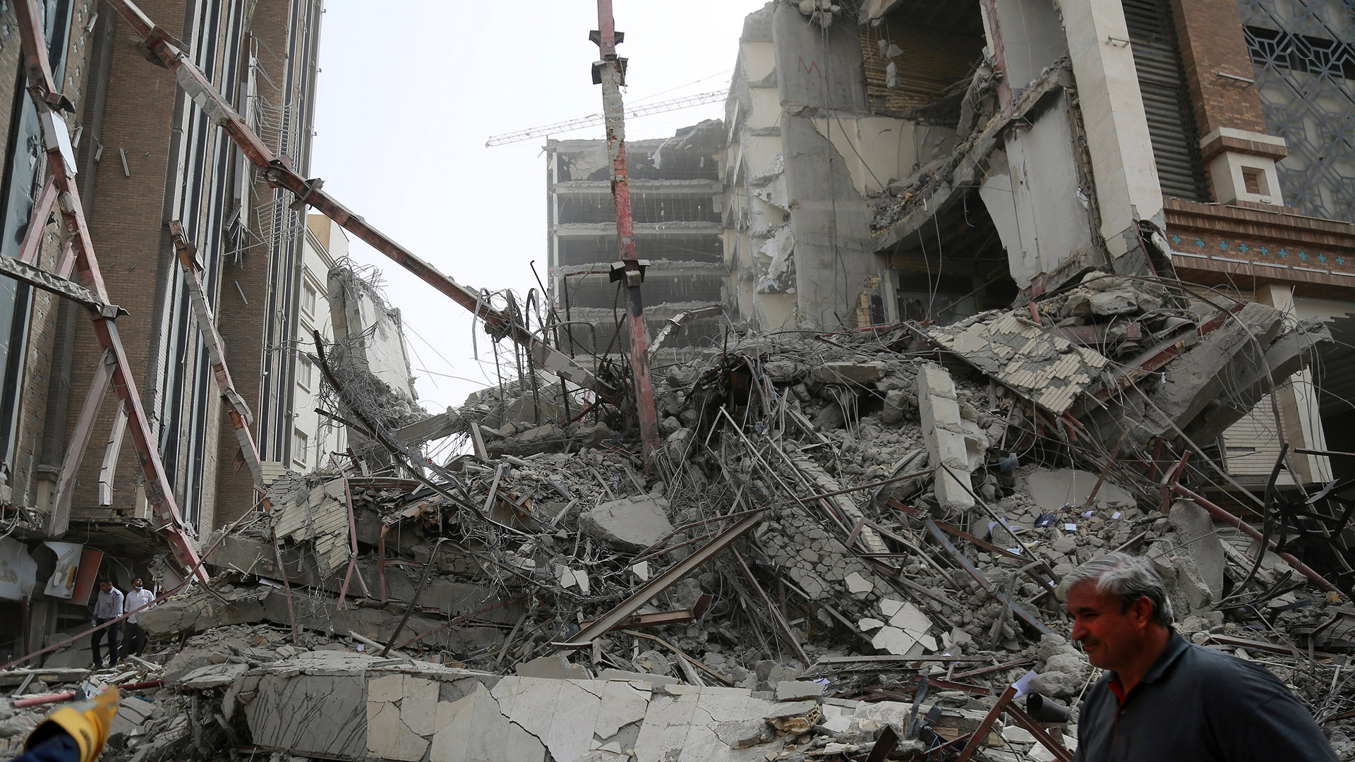 Die Trümmer eines Hochhauses in Abadan im Iran. | AP