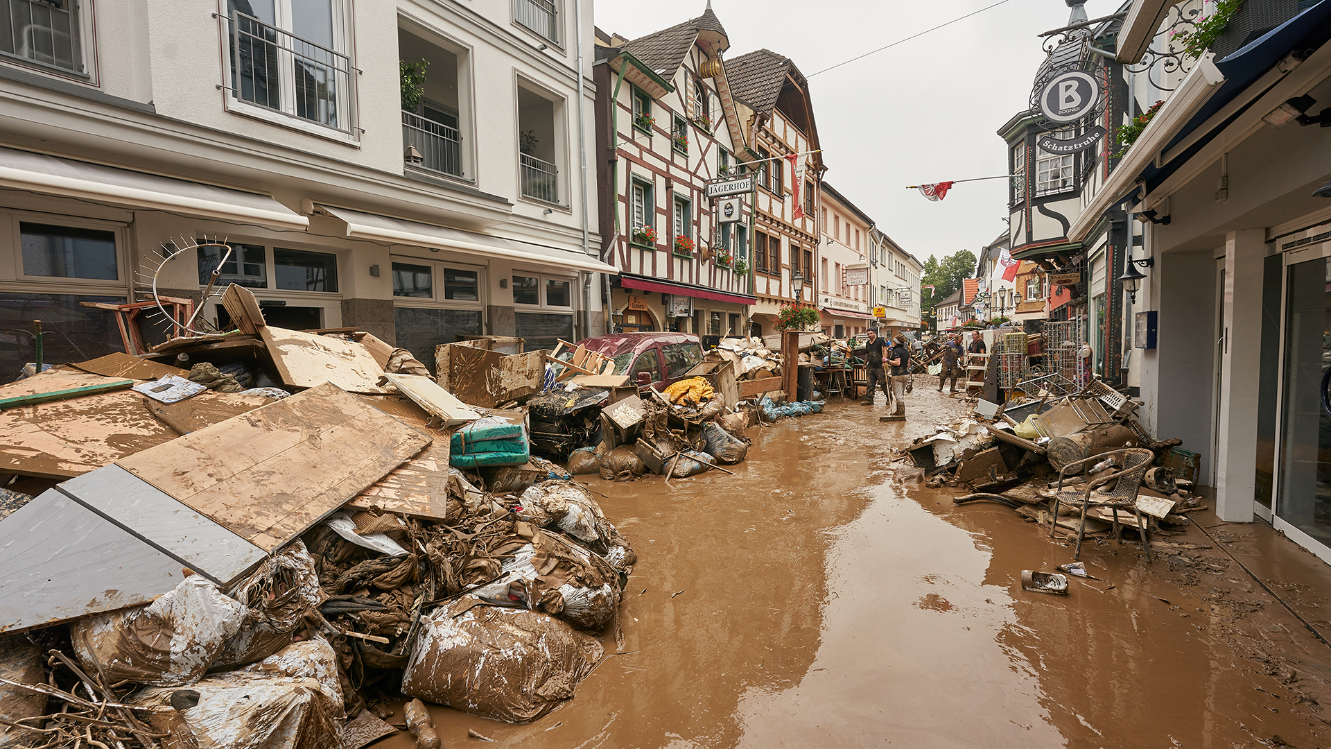 Wasser, Schutt und Sperrmüll in einer Straße in Ahrweiler in Rheinland-Pfalz | dpa
