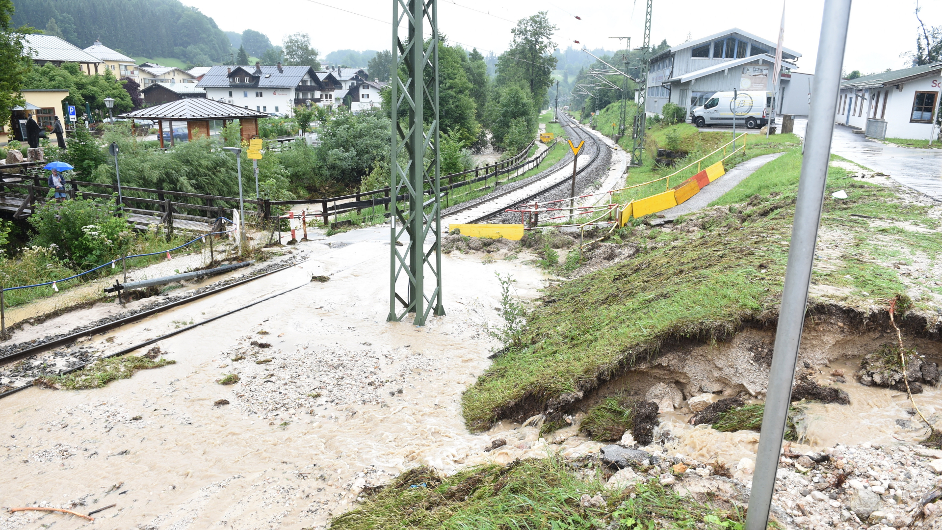 Überflutete Gleise am Bahnhof von Bischofswiesen (Archivbild) | dpa