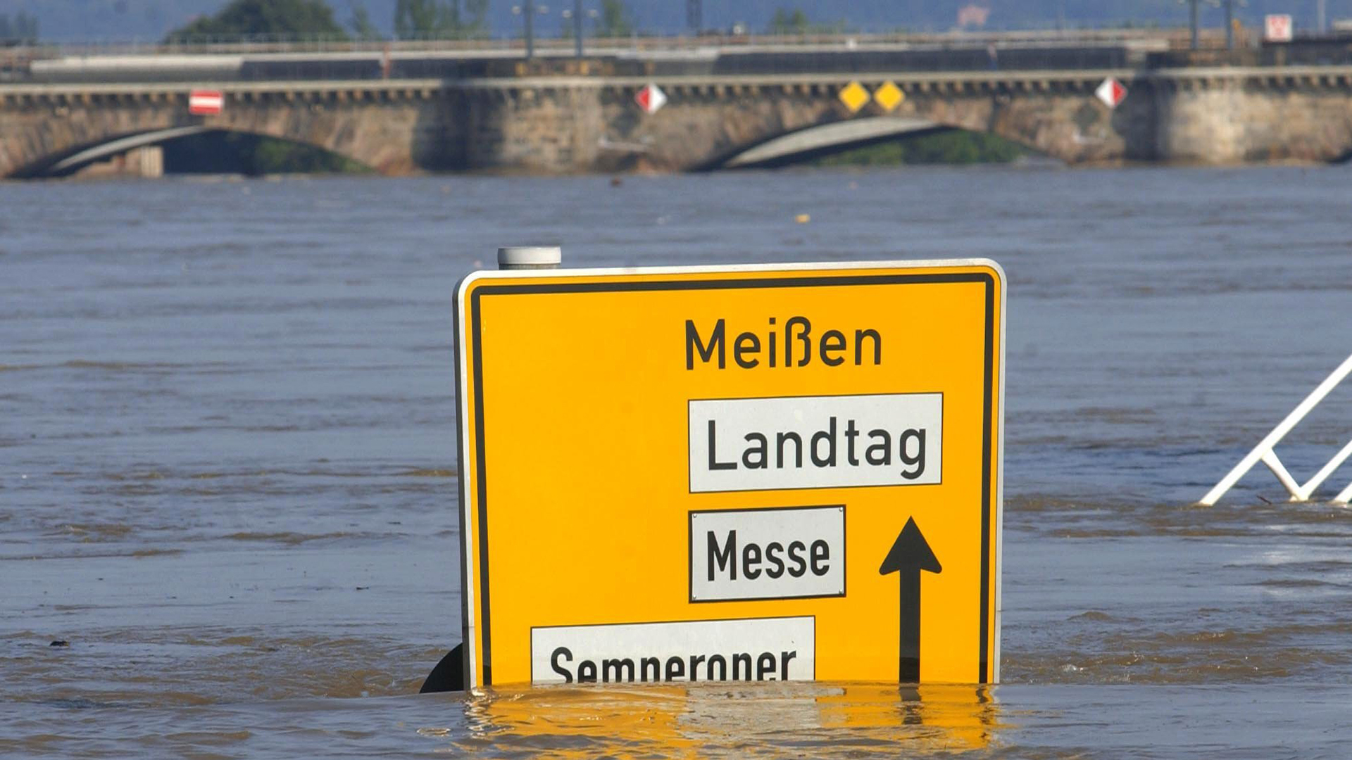 Ein Richtungsschild an einer überfluteten Straße in Dresden steht in den Hochwasserfluten. | picture-alliance / ZB
