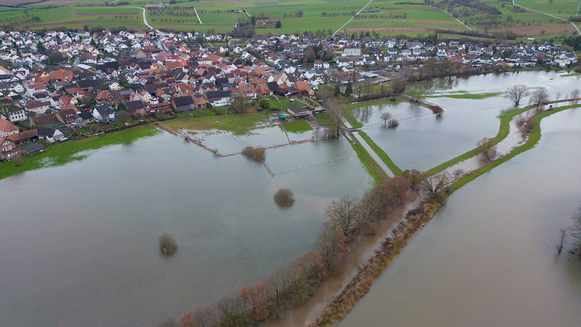 Überflutete Wiesen bei Eichen in der Wetterau, Hessen (Luftaufnahme mit einer Drohne). | dpa