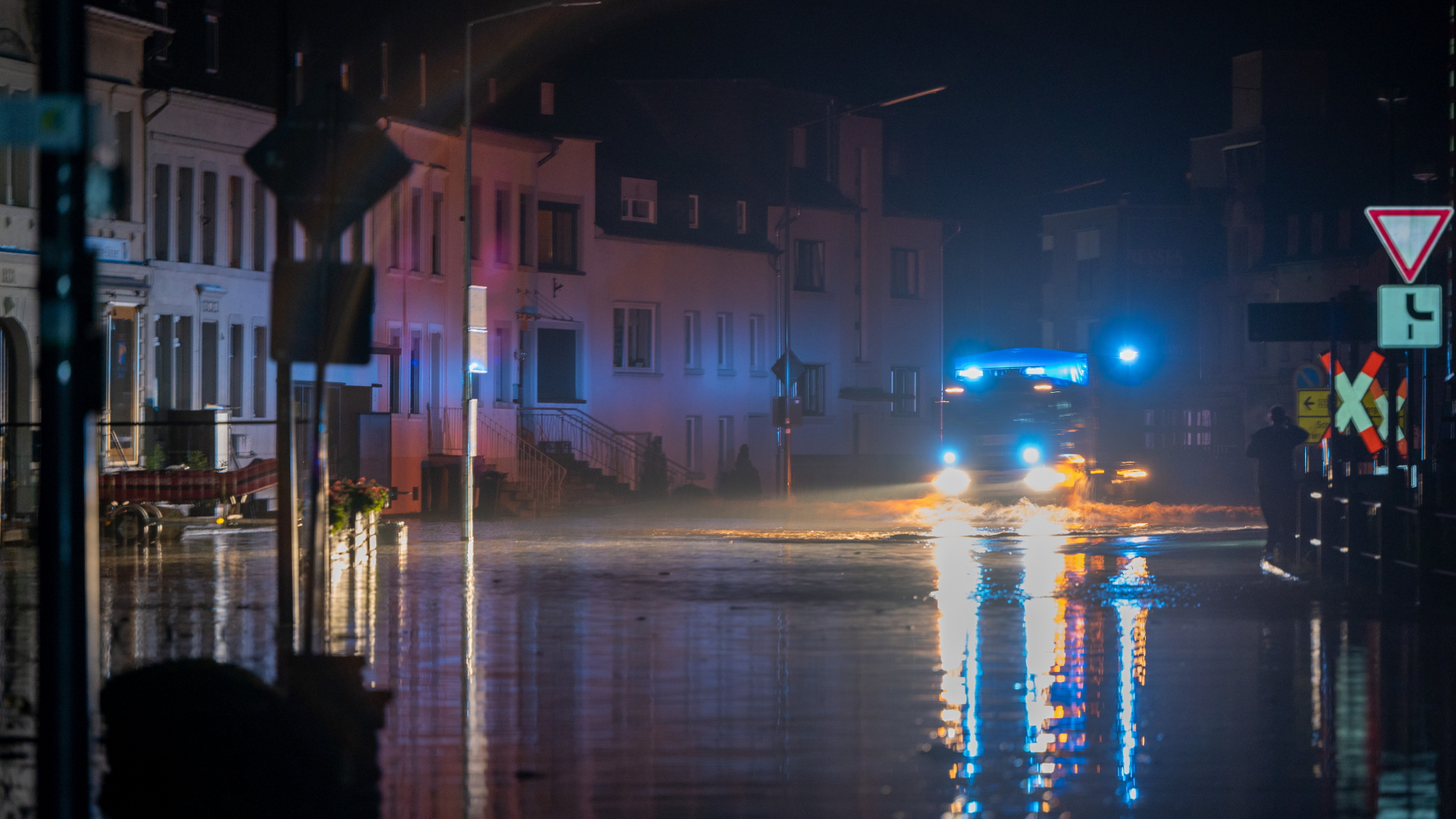 Ein Einsatzwagen der Feuerwehr fährt durch eine überflutete Straße im rheinland-pfälzischen Kordel. | dpa