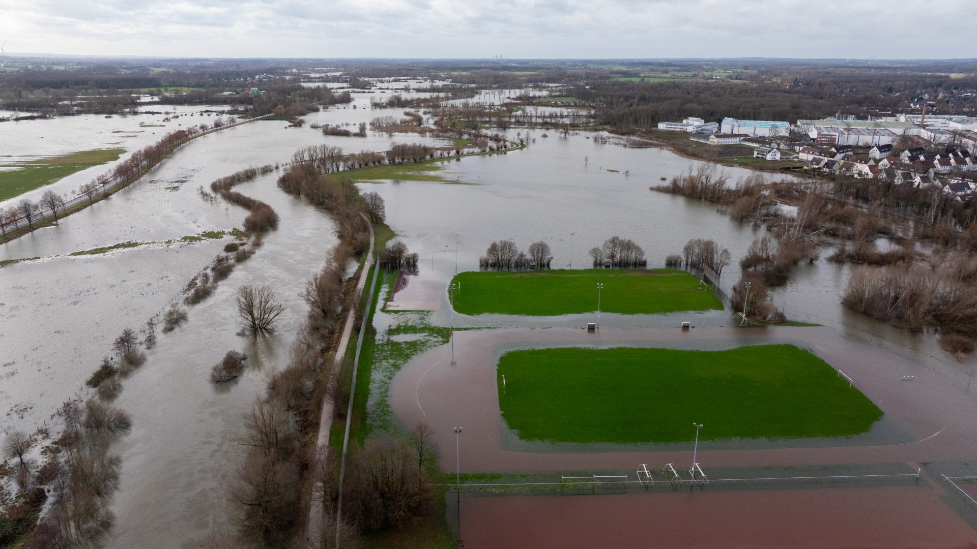 In Nordrhein-Westfalen sind Fußballplätze überschwemmt.