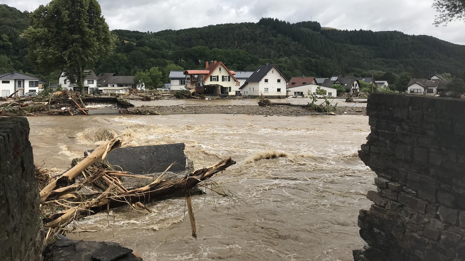 Zerstörungen durch Hochwasser in Insul | Sandra Biegger, SWR  