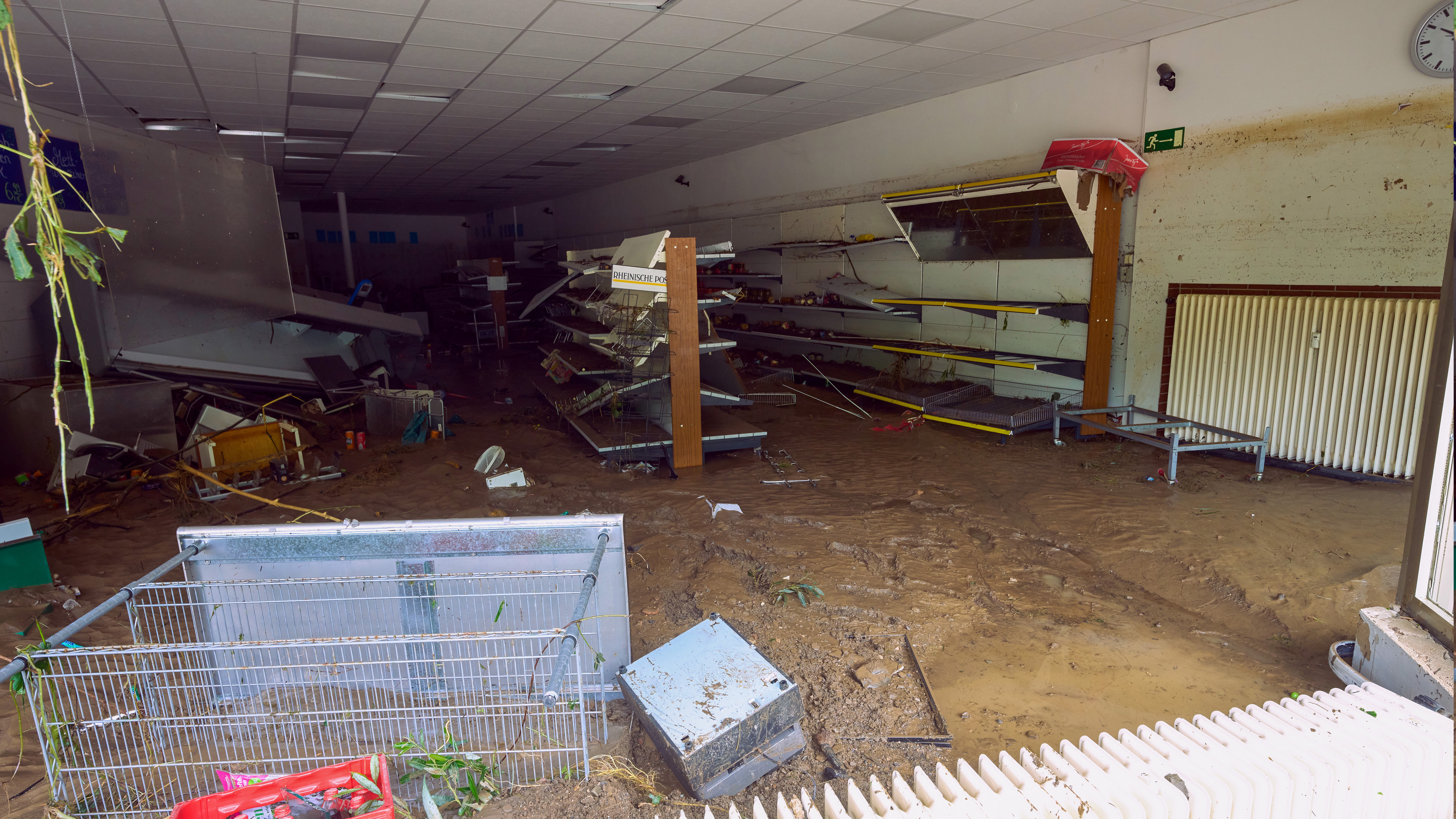 Blick in ein zerstörtes Ladengeschäft in dem Ort im Kreis Ahrweiler am Tag nach dem Unwetter mit Hochwasser. | dpa